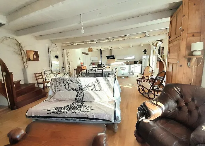 Maison Entre Mer Et Montagne Hébergement de vacances Cassagnolles